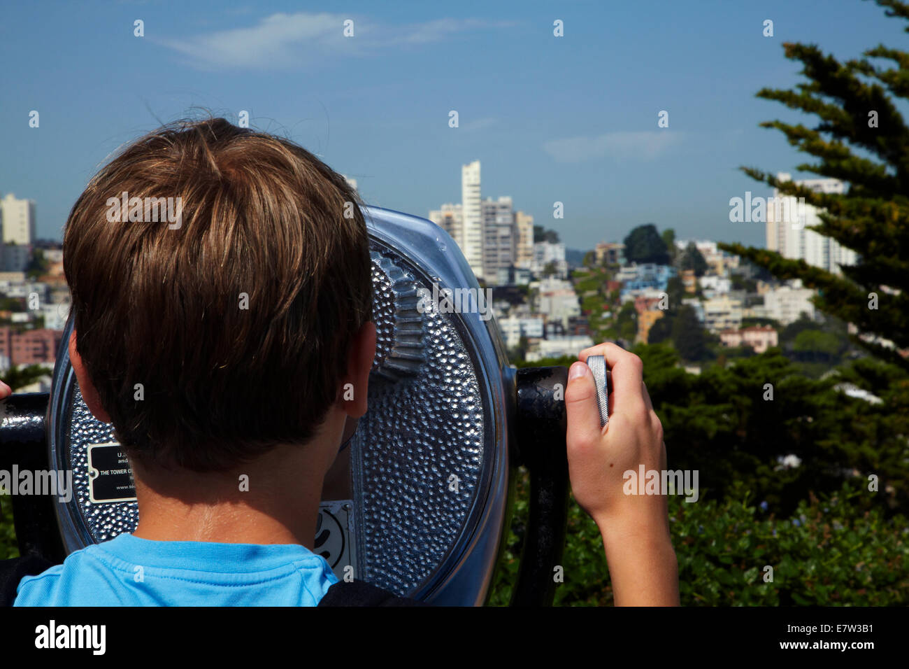 Junge mit Münz-Fernglas, Telegraph Hill, San Francisco, Kalifornien, USA Stockfoto
