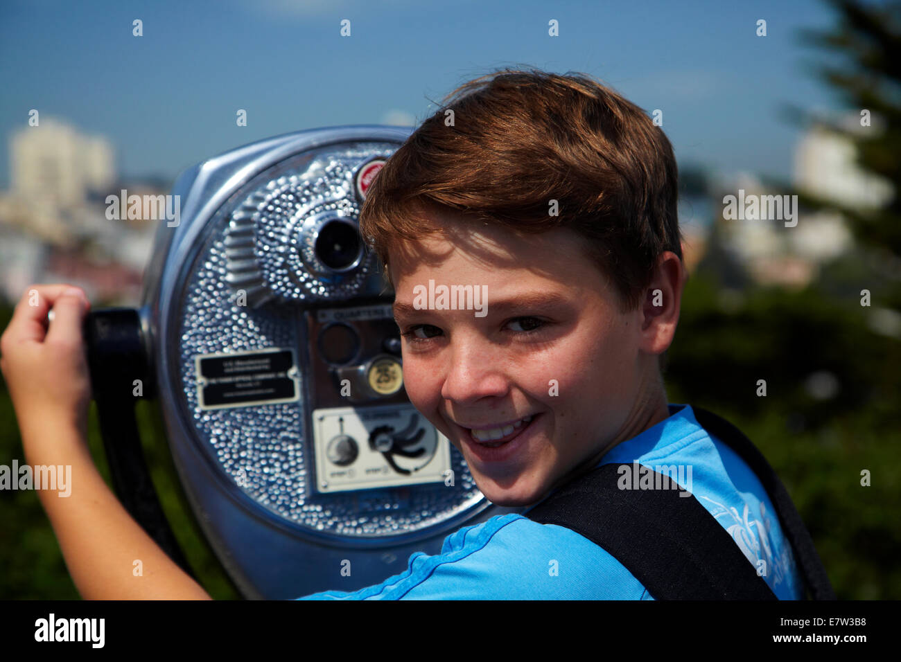 Junge mit Münz-Fernglas, Telegraph Hill, San Francisco, Kalifornien, USA Stockfoto