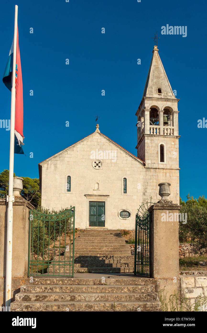 Kirche Our Lady of Health auf Schiffbesitzer Hügel in Jelsa, Insel Hvar, Kroatien Stockfoto