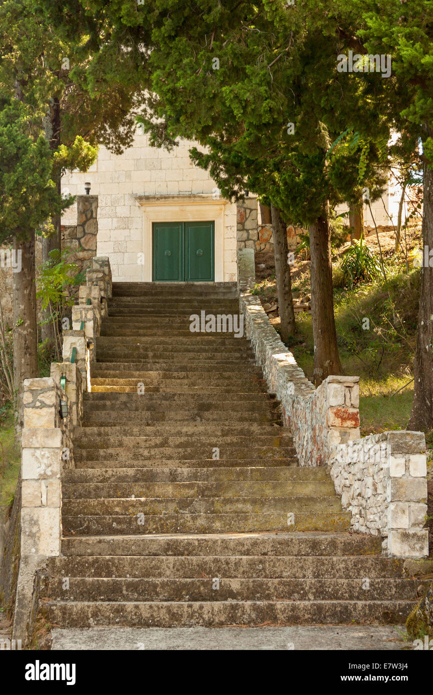 Eine Steintreppe führt zu St. Jacob Kirche im Dorf Pitve, Insel Hvar, Kroatien Stockfoto
