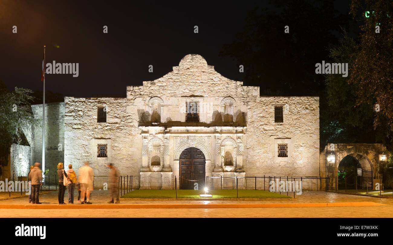 Menschen schauen Sie über den historischen Alamo während einer Tour durch San Antonio, Texas vor kurzem. Die Alamo zieht Tausende von Besuchern aus aller Stockfoto
