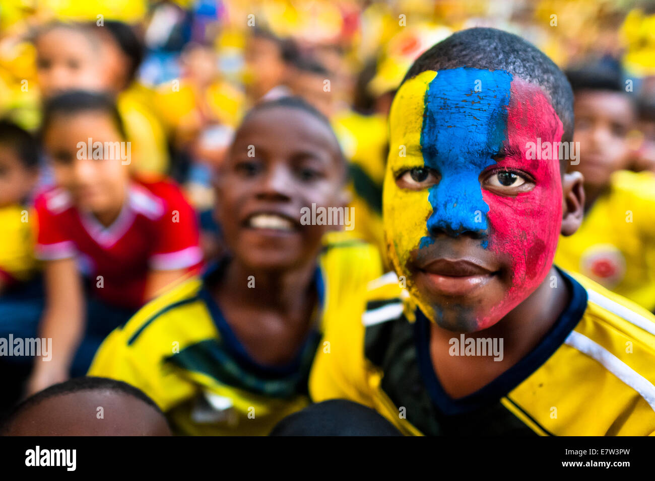 Kolumbianische Jungs sehen das Fußballspiel an der FIFA WM 2014, in einem Park in Cali, Kolumbien. Stockfoto