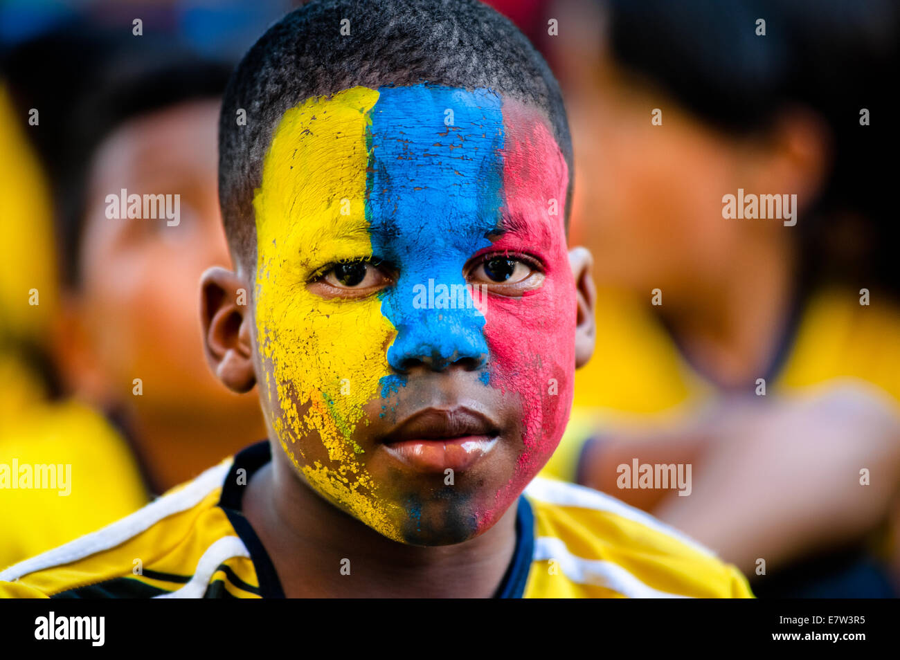 Ein kolumbianischer junge Uhren das Fußballspiel an der FIFA WM 2014, in einem Park in Cali, Kolumbien. Stockfoto