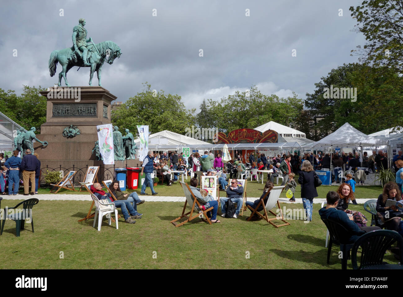 Leute sitzen in den Gärten des Edinburgh International Book Festival Stockfoto