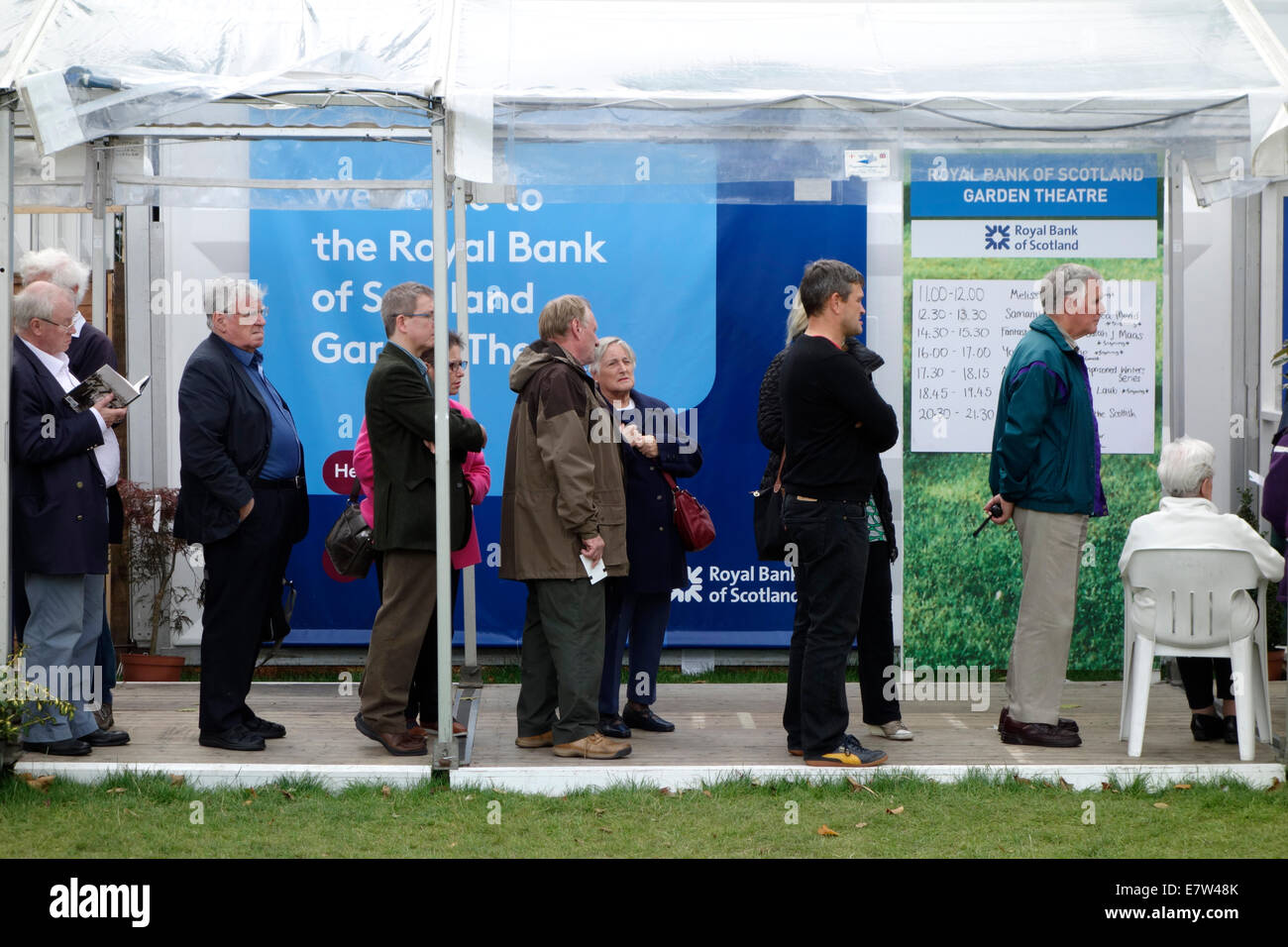 Menschen Schlange stehen für ein Ereignis an das Edinburgh International Book Festival Stockfoto