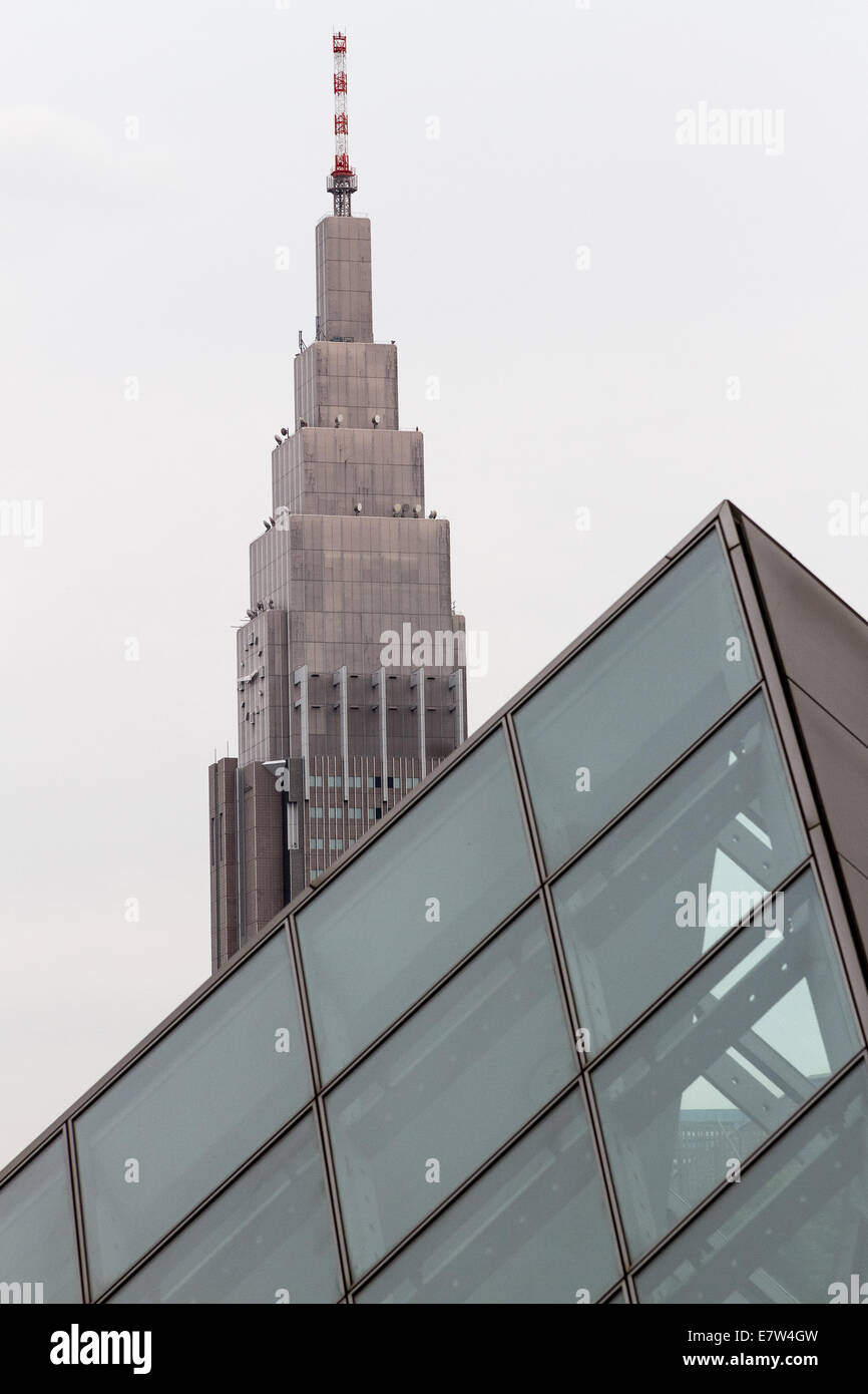 DOCOMO-Turm über einer Glaspyramide in Shinjuku, Tokio, Japan. Stockfoto