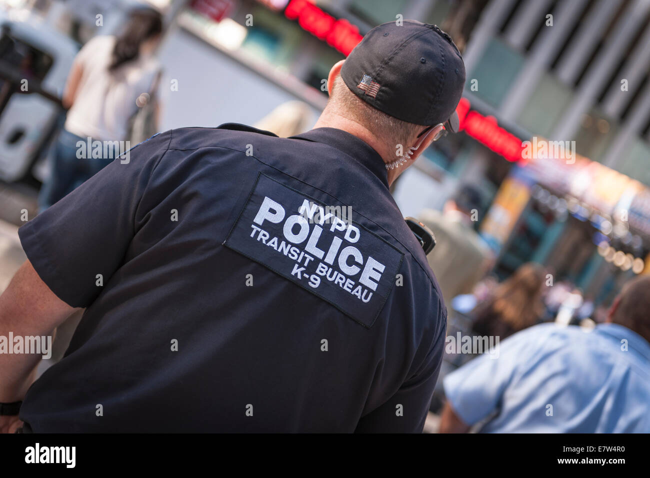 Ein Offizier des NYPD Polizei Transit Bureau K9 patrouillieren Times Square in Midtown Manhattan, New York - USA Stockfoto