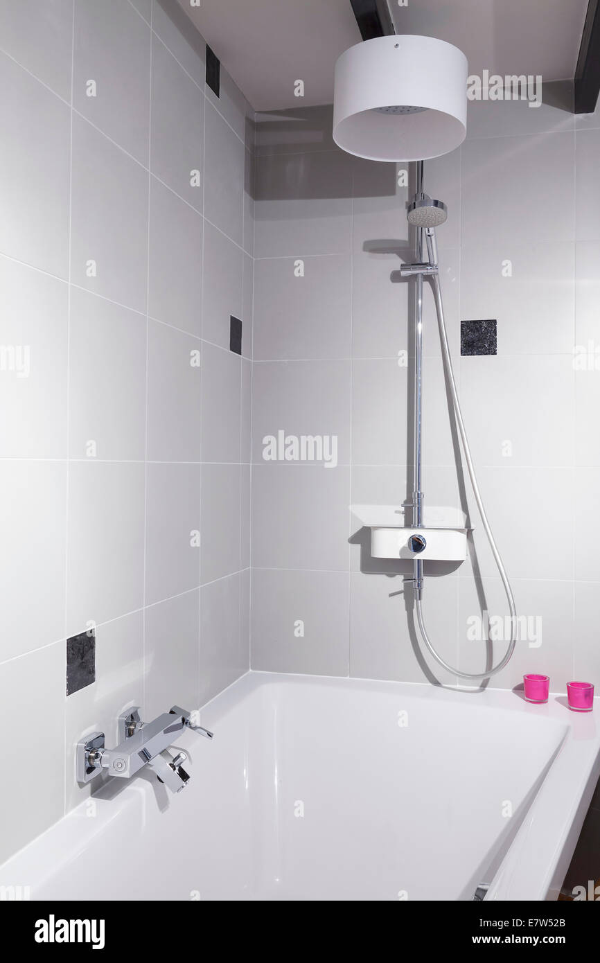 Blick auf elegante moderne Badezimmer Stockfoto