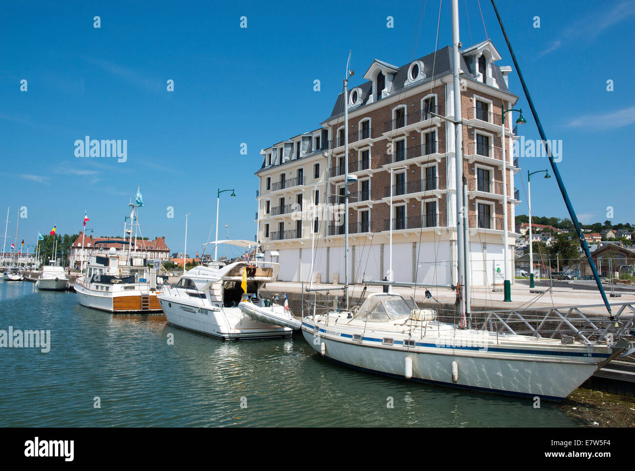 Boote im Hafen von Deauville, Normandie Frankreich EU Stockfoto