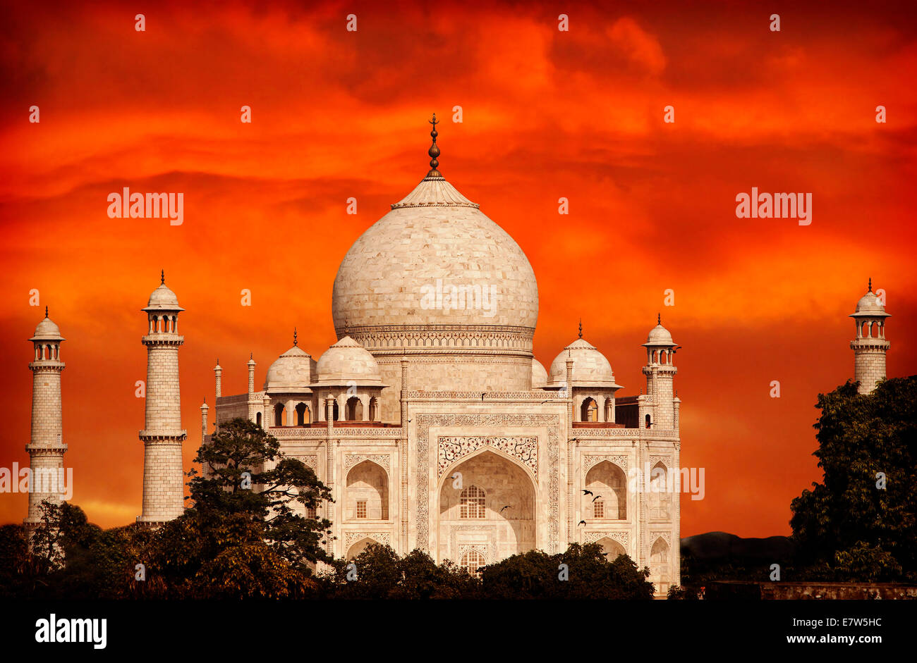 Retro-gefilterte Sonnenuntergang über Taj Mahal, Indien. Stockfoto