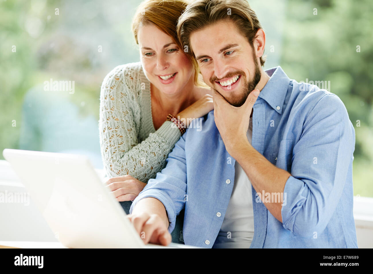 Glückliches Paar Blick auf laptop Stockfoto