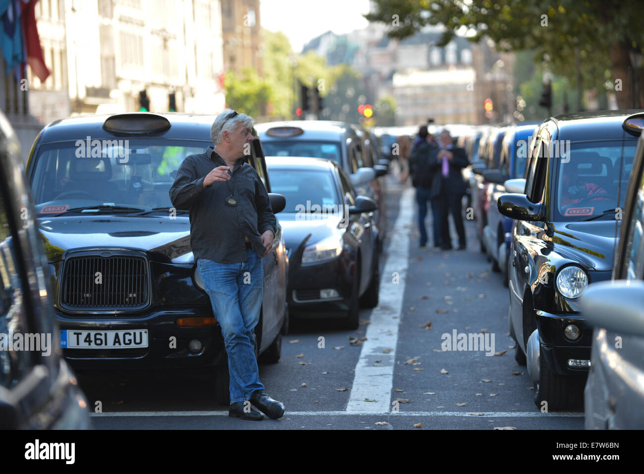 Whitehall, London, UK. 24. September 2014. Schwarzen Taxifahrer verursachen Verkehrsinfarkt auf Whitehall, wie sie einen Protest gegen TFL inszenieren. Bildnachweis: Matthew Chattle/Alamy Live-Nachrichten Stockfoto