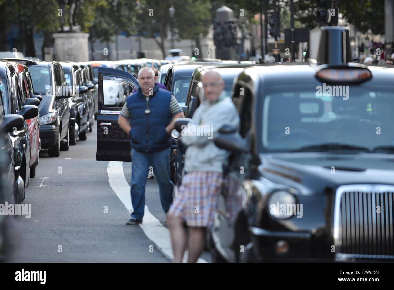 Whitehall, London, UK. 24. September 2014. Schwarzen Taxifahrer verursachen Verkehrsinfarkt auf Whitehall, wie sie einen Protest gegen TFL inszenieren. Bildnachweis: Matthew Chattle/Alamy Live-Nachrichten Stockfoto