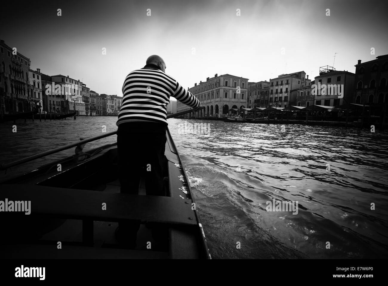 Gondoliere auf dem Canale Grande, Venedig. Stockfoto