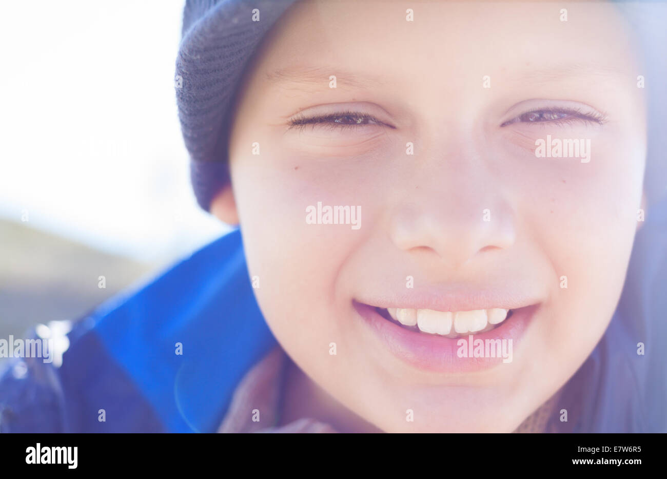 Kind junge glückliches Gesicht Nahaufnahme Natur Hintergrundbeleuchtung Stockfoto