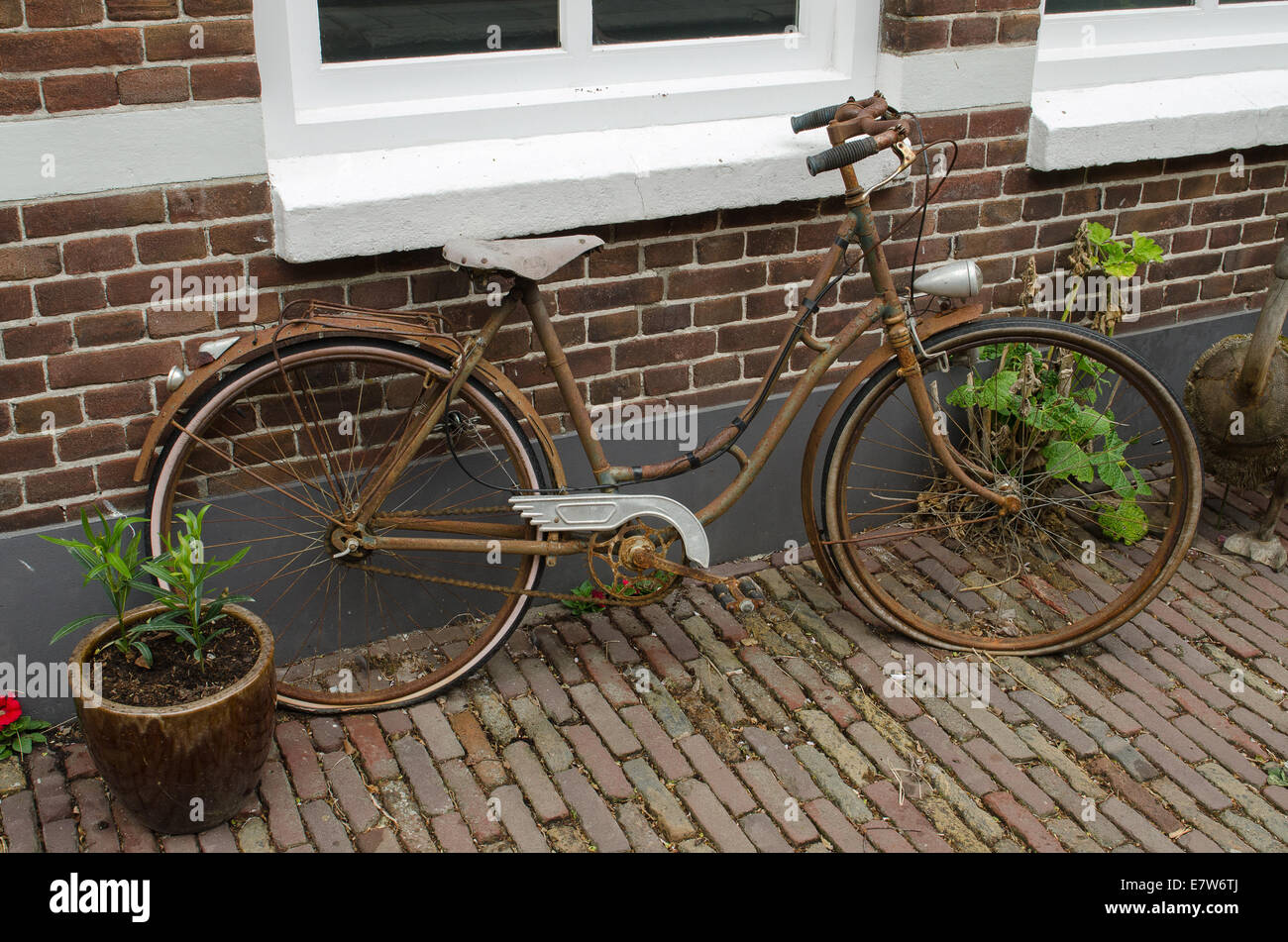 Alte rostige Fahrrad gegen eine Eigenschaft in den Niederlanden Stockfoto