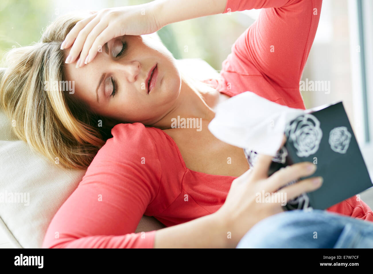 Frau mit einer Erkältung krank fühlen Stockfoto