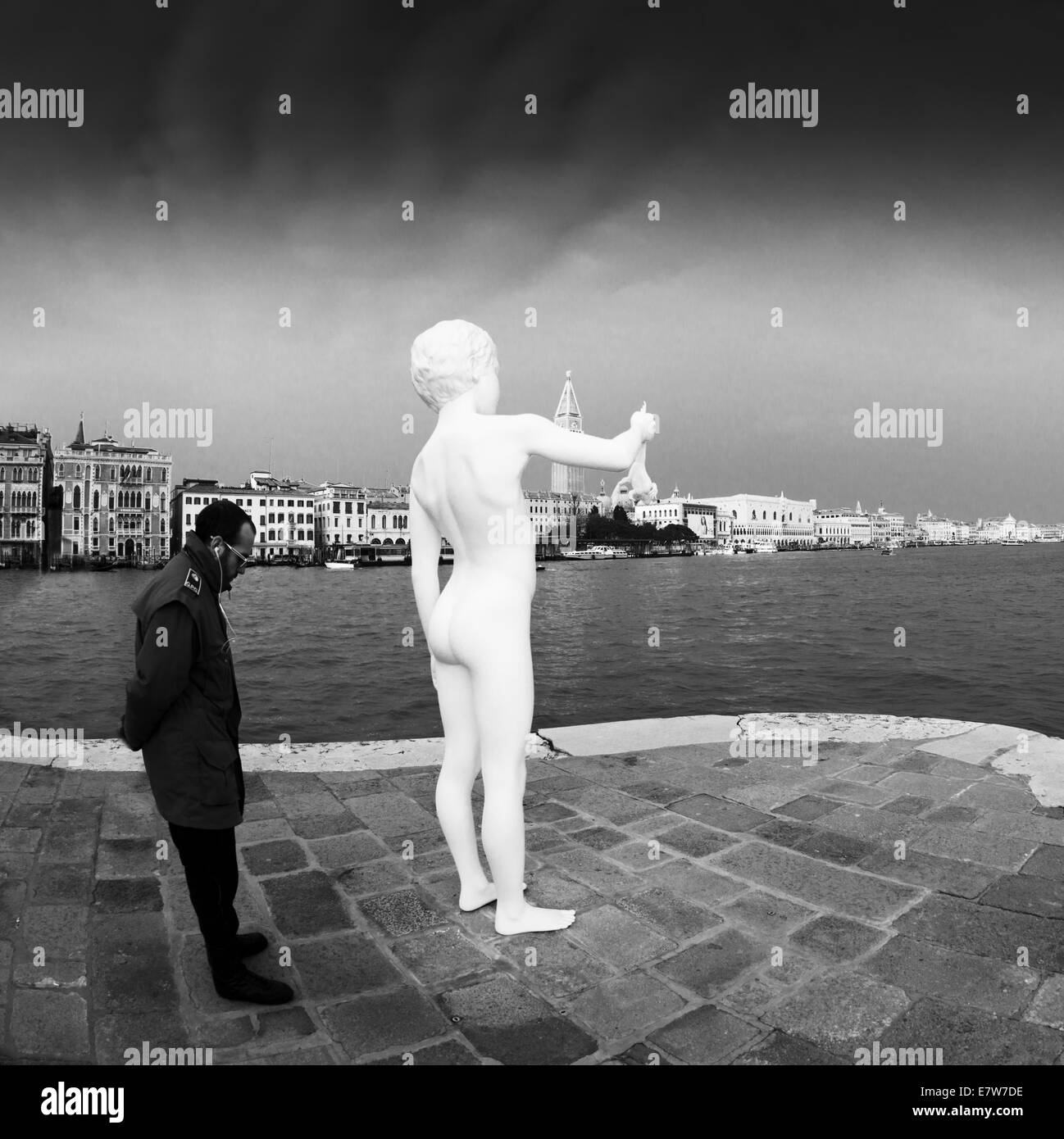Junge mit Frosch Kunstinstallation von Charles Ray, Venedig. Stockfoto