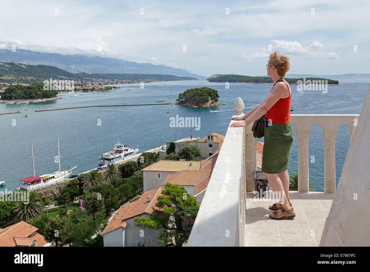 Frau, genießen die Aussicht vom St. Mary´s Kirche Bell Tower, Stadt Rab, Insel Rab, Kvarner Bucht, Kroatien Stockfoto