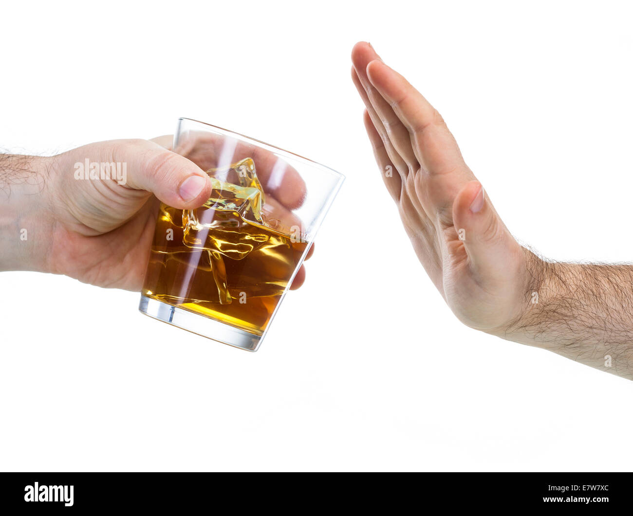 Ablehnen der Hand ein Glas Whisky isoliert auf weißem Hintergrund Stockfoto