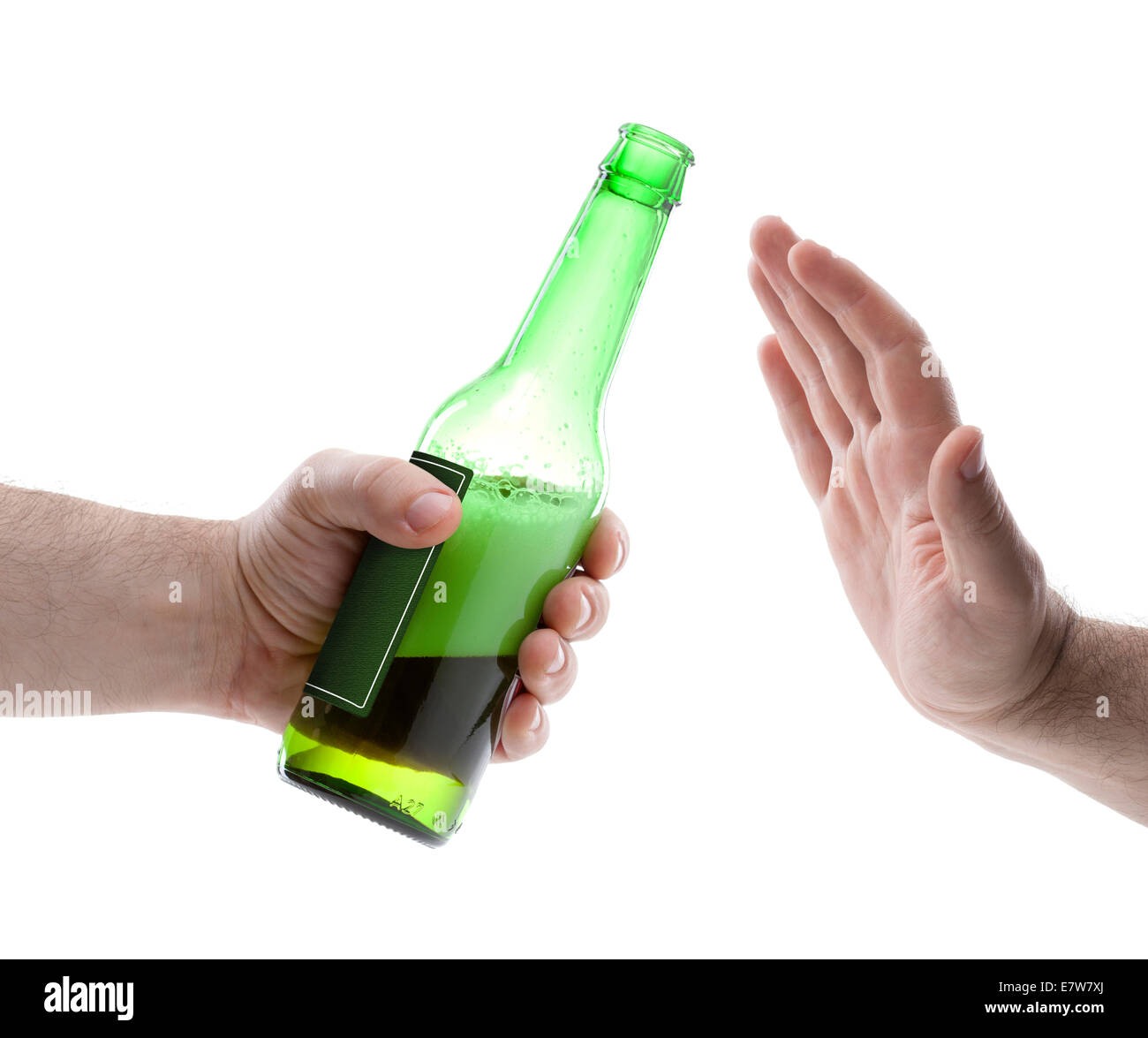 Hand lehnen eine Flasche Bier, die isoliert auf weißem Hintergrund Stockfoto