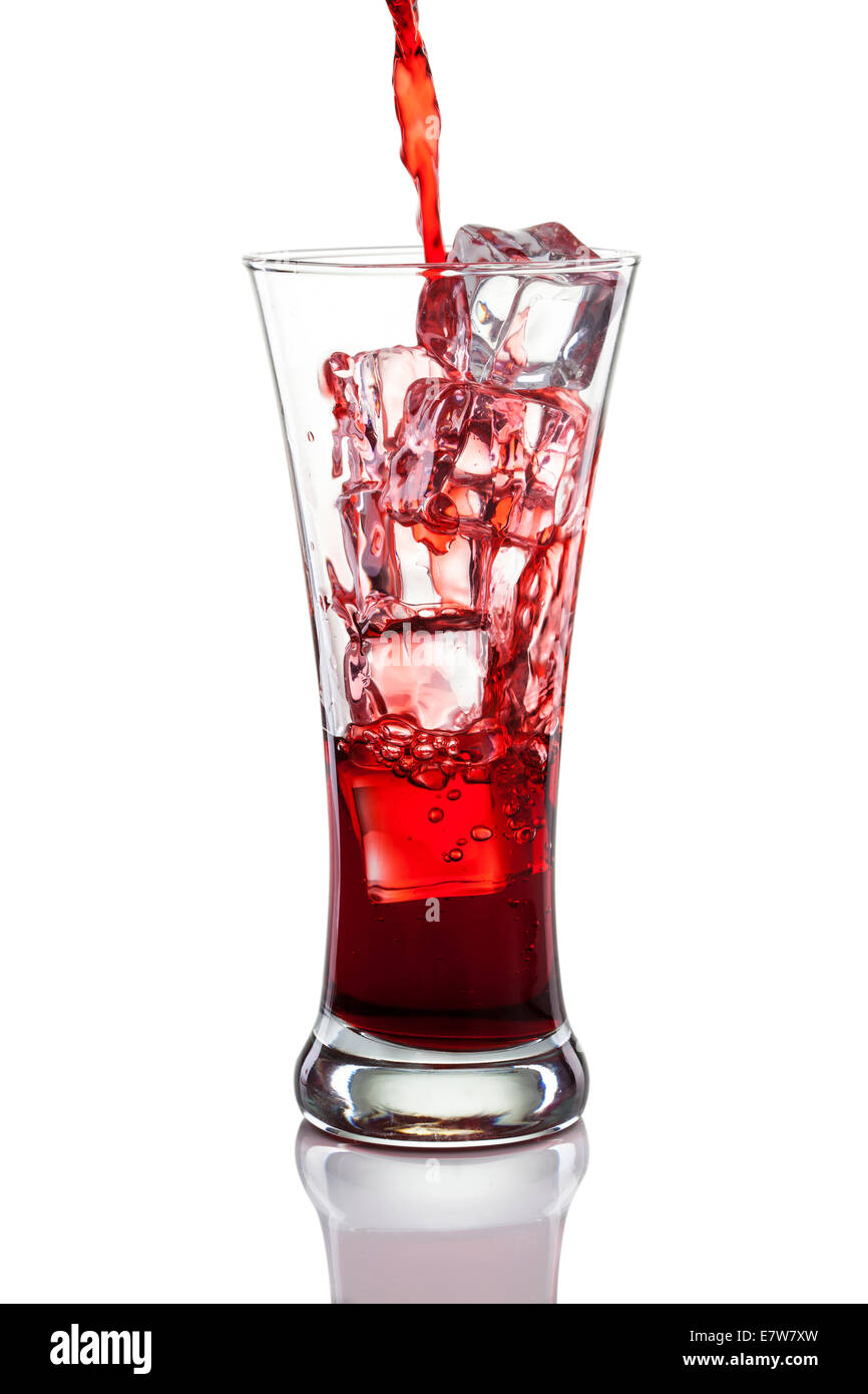 Rotes Getränk gegossen mit einem Spritzer Eiswürfel auf weißem Hintergrund. Stockfoto