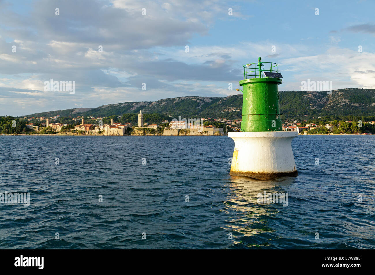 Navigation-Mark von der Stadt Rab, im Hintergrund die vier Kirchtürme, Insel Rab, Kvarner Bucht, Kroatien Stockfoto