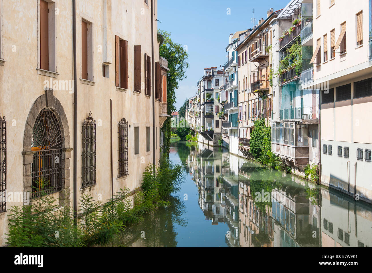 Fluss Fliesst Durch Die Italienische Stadt Von Padua In Norditalien Stockfotografie Alamy