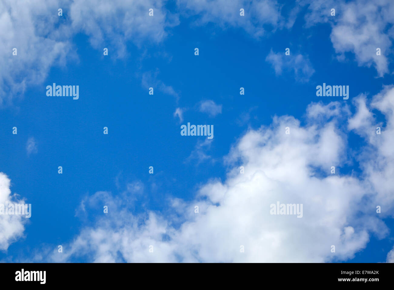 Weiße Wolken am blauen Himmel an einem Sommertag Stockfoto