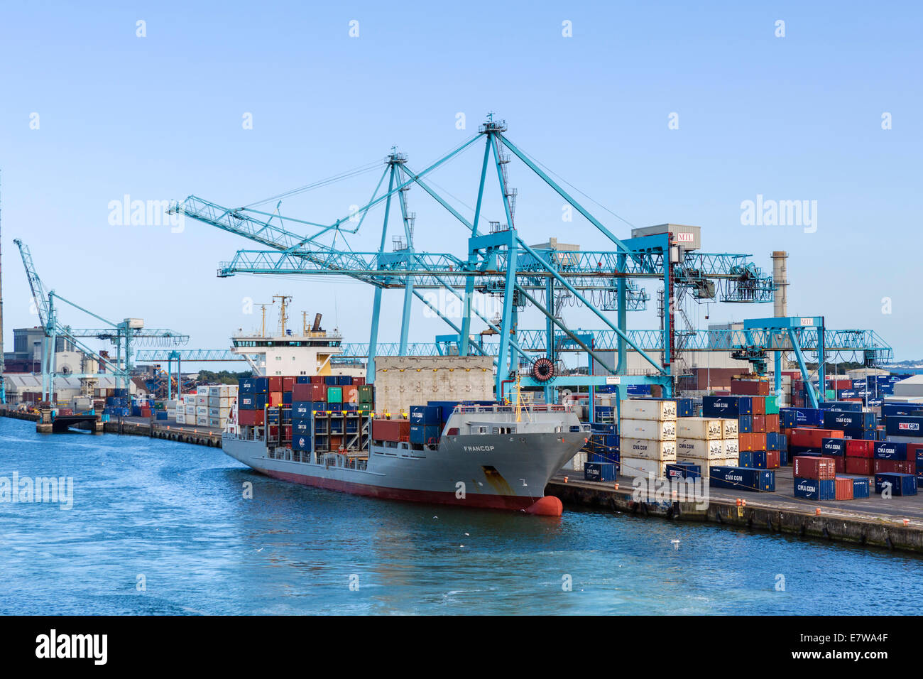 Containerschiff entladen in den Hafen von Dublin, Dublin City, Irland Stockfoto