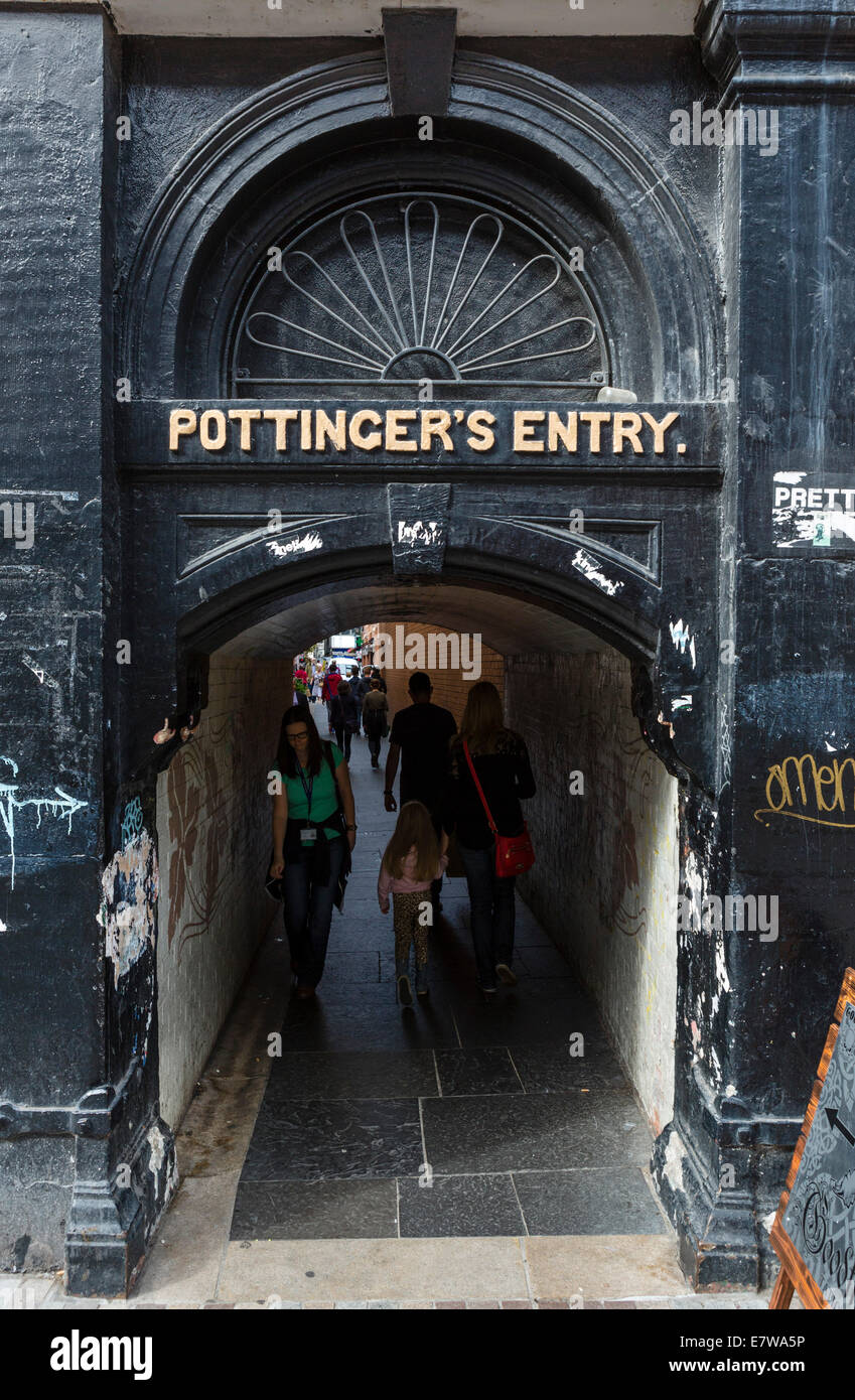 Pottinger Eintrag, eines der historischen engen Gängen zwischen High Street und Ann St, Belfast, Nordirland, Vereinigtes Königreich Stockfoto