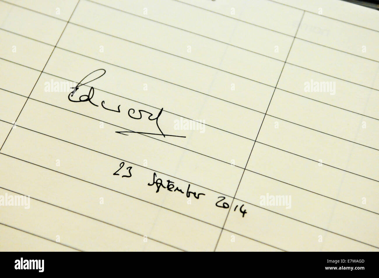 Belfast, Nordirland. 23.09.2014 - unterschreibt Prinz Edward ein Gästebuch Stockfoto