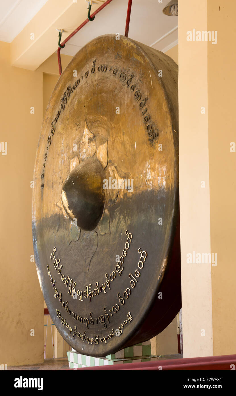 Riesigen Gong in Mahamuni Pagode Stockfoto