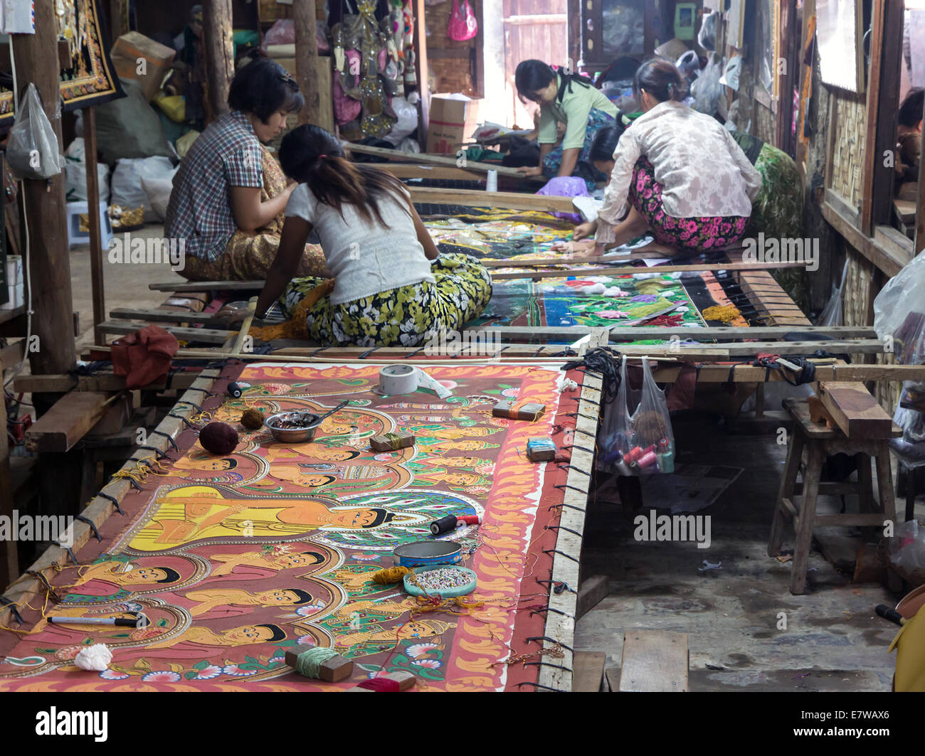Frauen weben einen Teppich aus mythologischen Thema Stockfoto