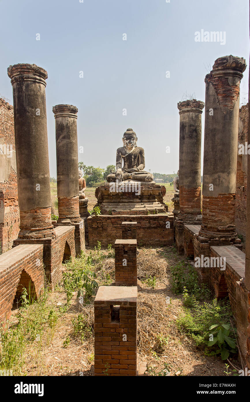 Buddha-Statue im Peristyl, Inwa (Ava), Myanmar Stockfoto