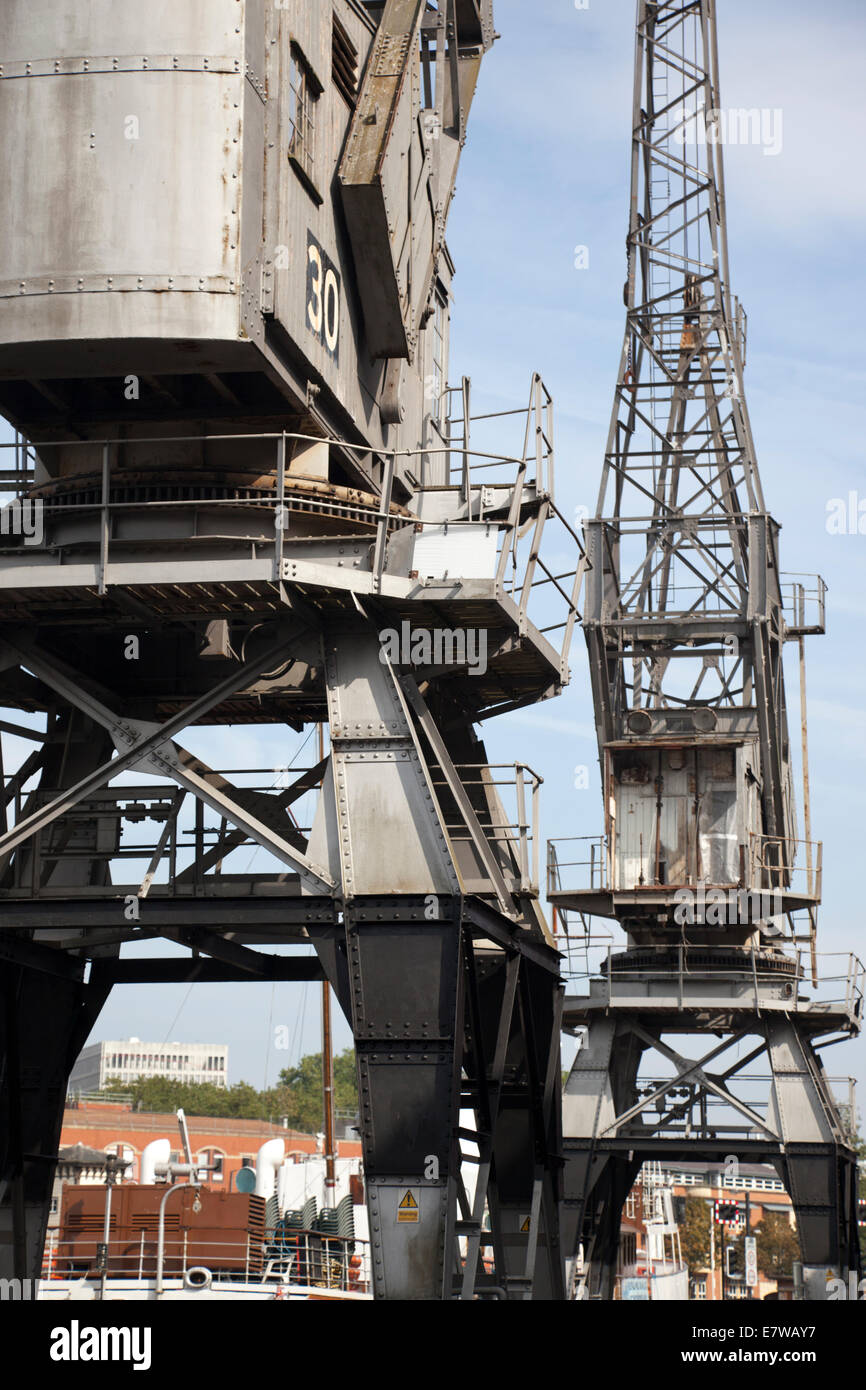 Nahaufnahme von Industriekranen am Hafen von Bristol, City of Bristol, England, Großbritannien Stockfoto