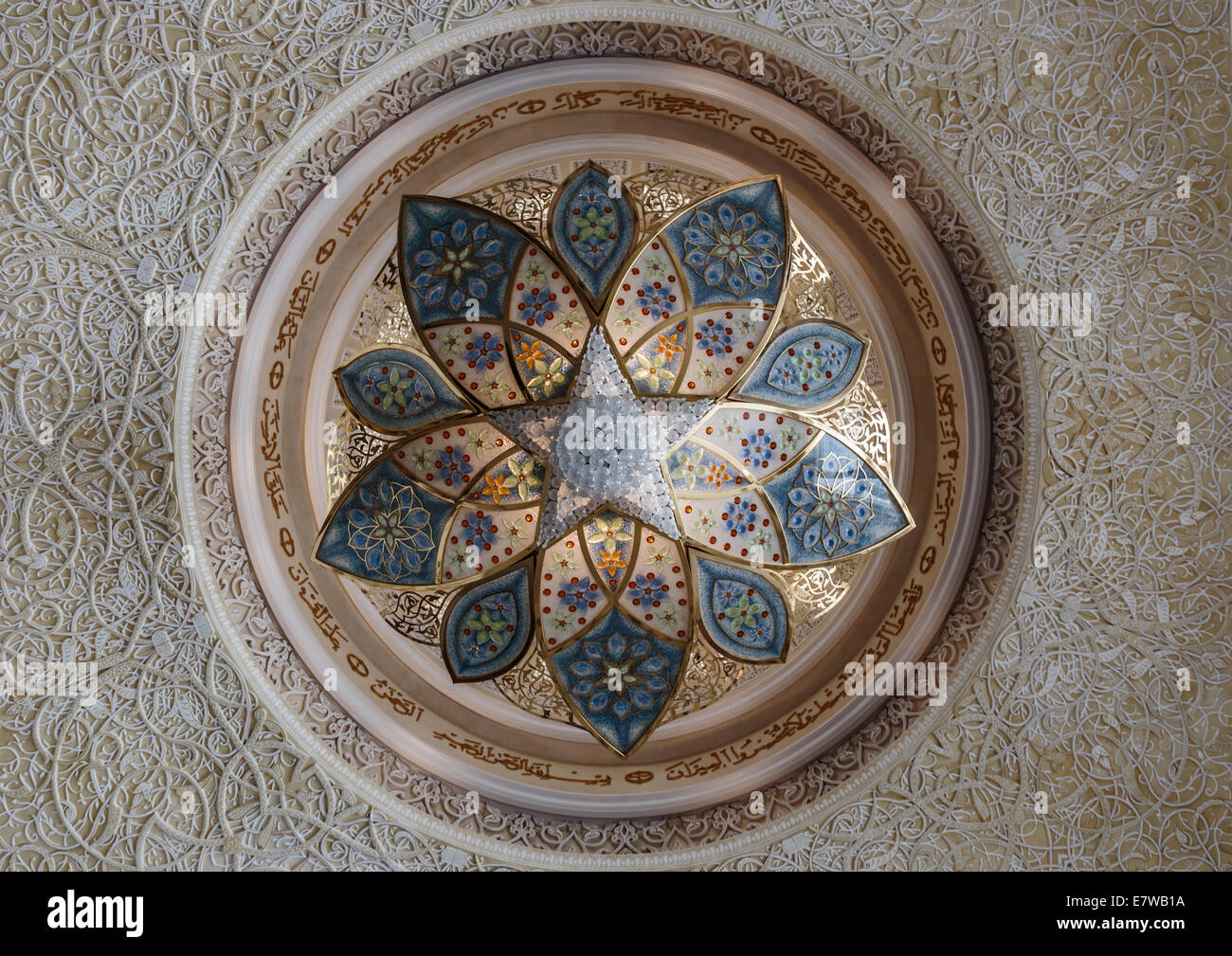 ABU DHABI, VEREINIGTE ARABISCHE EMIRATE - 5. NOVEMBER 2013: Dekoratives Element in der Scheich-Zayed-Moschee in Abu Dhabi. Der berühmte Stockfoto