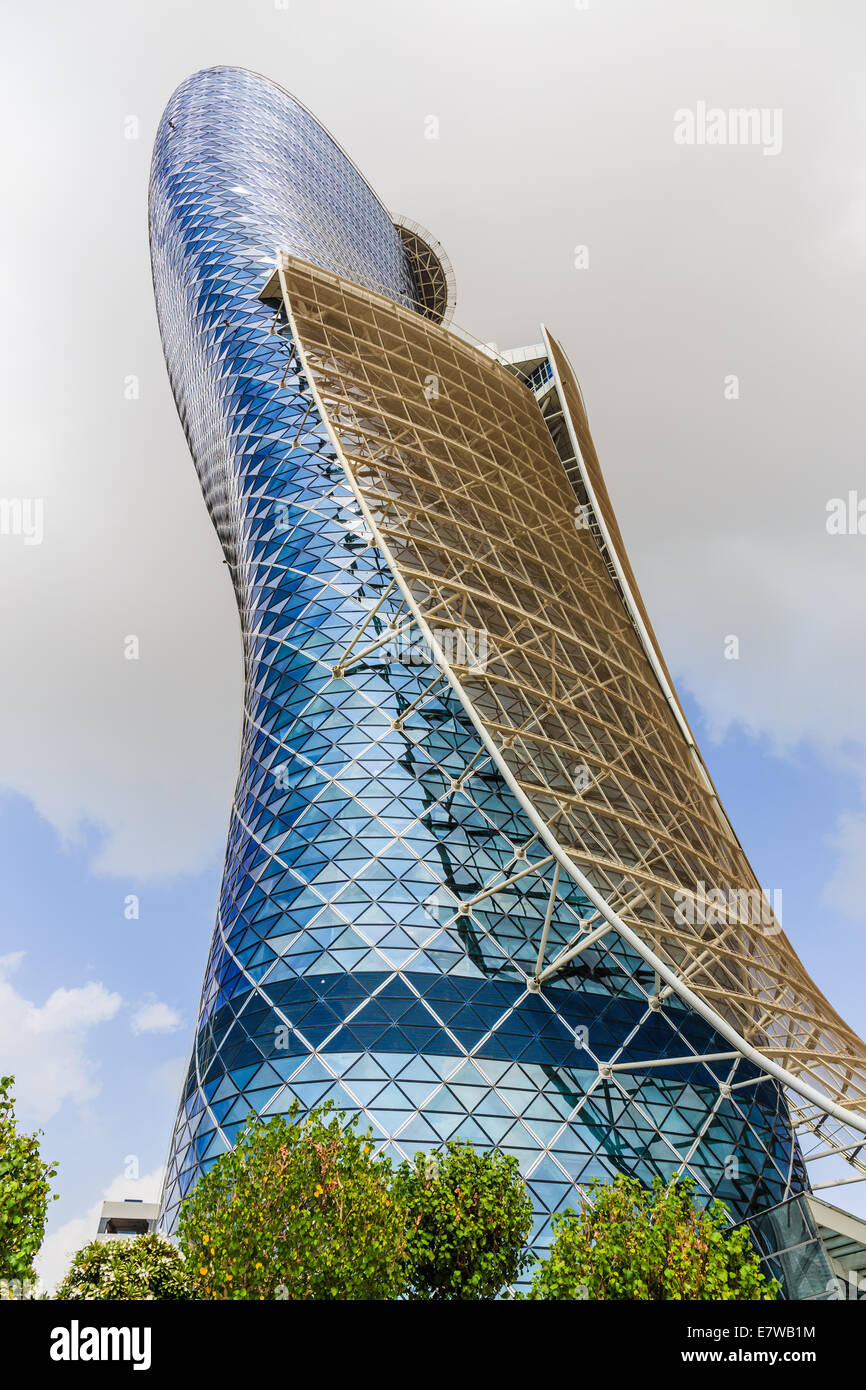 Abu Dhabi, VAE - November 5, 2013: der Capital Gate Tower in Abu Dhabi, das zertifiziert ist als der weltweit am weitesten schiefen manmad Stockfoto