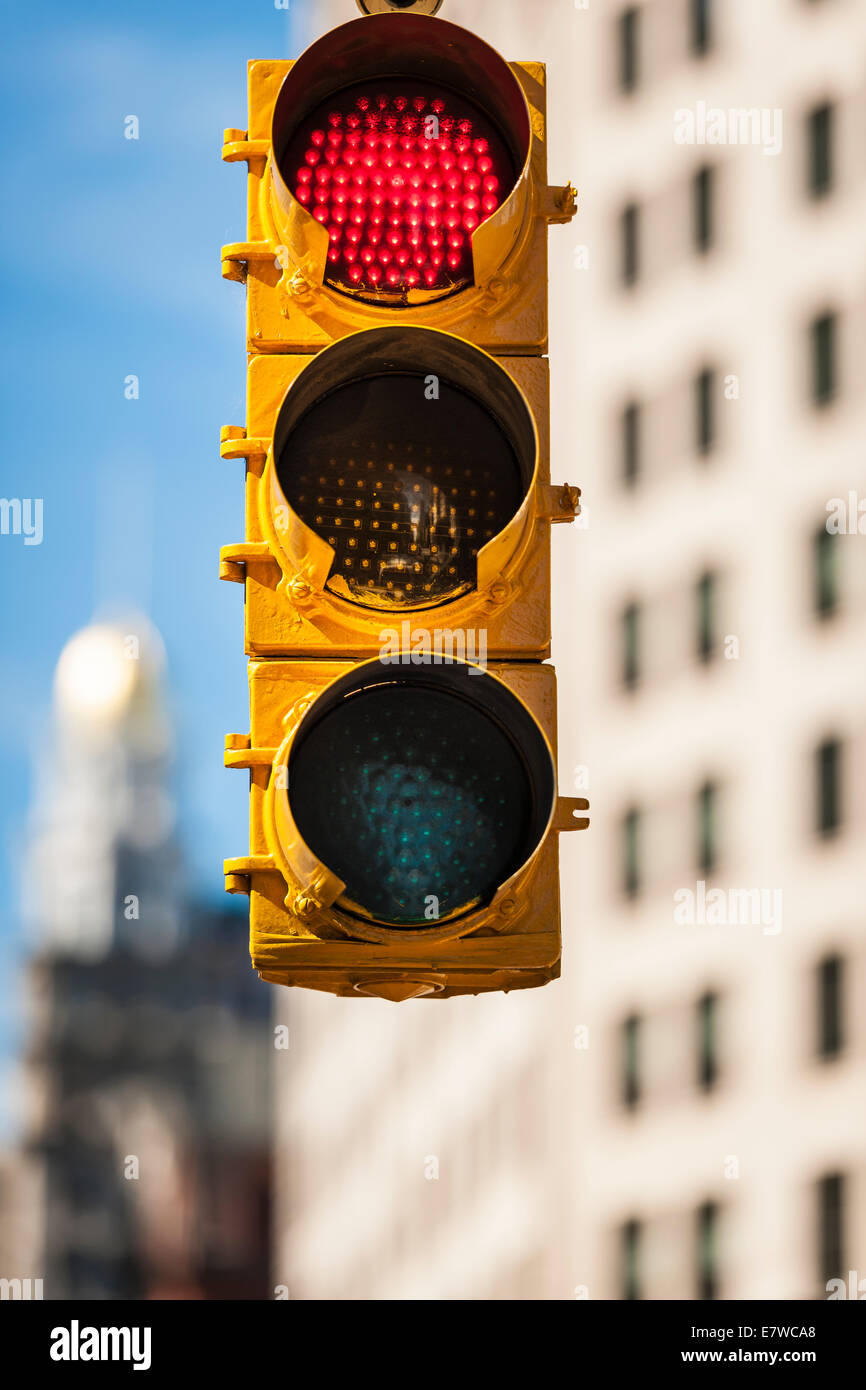 Amerikanische Ampel über einer belebten Kreuzung in New York City - USA Stockfoto