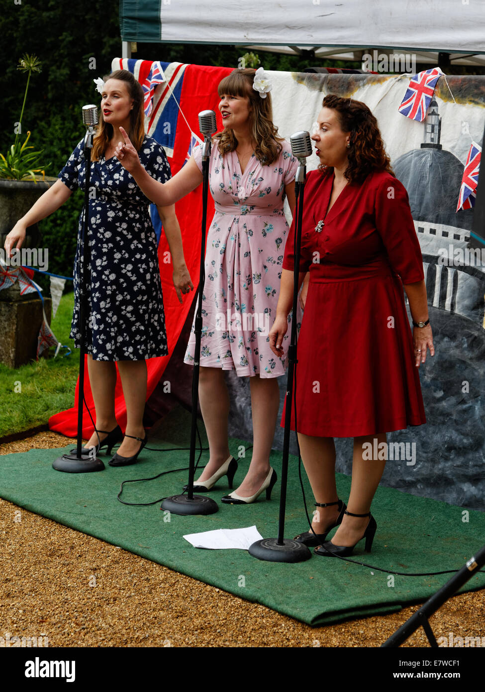 Die Spitfires - 1940er Jahren alle Mädchen Trio Tribute Band (L, R) Sarah, Helena & Penny Turner Stockfoto