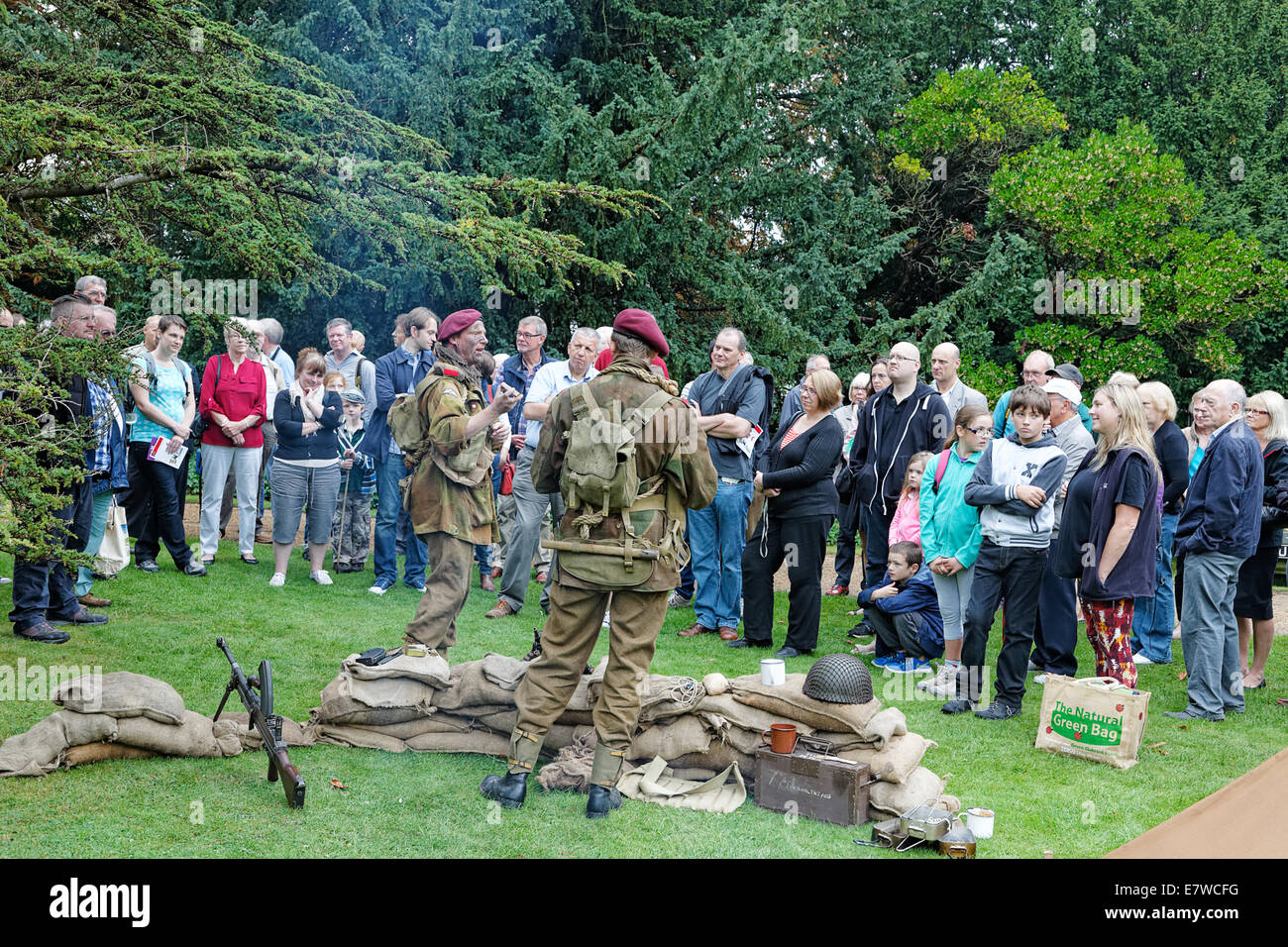 Ausländischen Leben Geschichte Feldgruppe Darstellung 9. Fallschirm-Bataillon mit einer Gruppe von Besuchern sprechen Geschichte Stockfoto