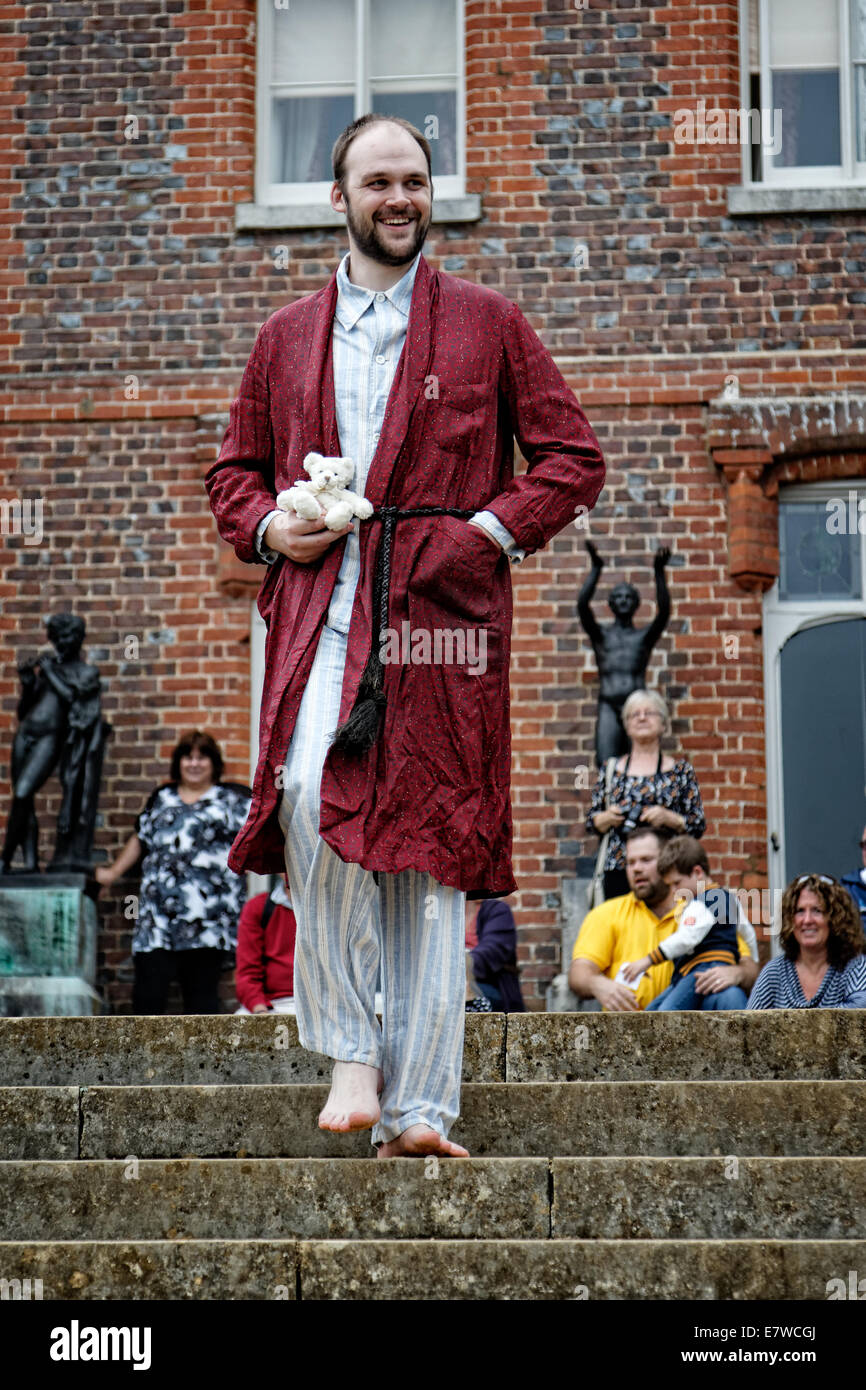 Ein bärtiger Mann mit Teddybär Modelle 1940 Krieg Zeit Pyjamas (Schlafanzug) und Morgenmantel in Hughenden Manor Stockfoto
