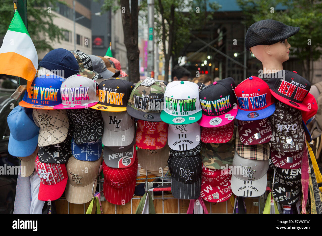 New York, New York - Baseball-Kappen zum Verkauf bei einem Straßenhändler Stall in Midtown Manhattan. Stockfoto