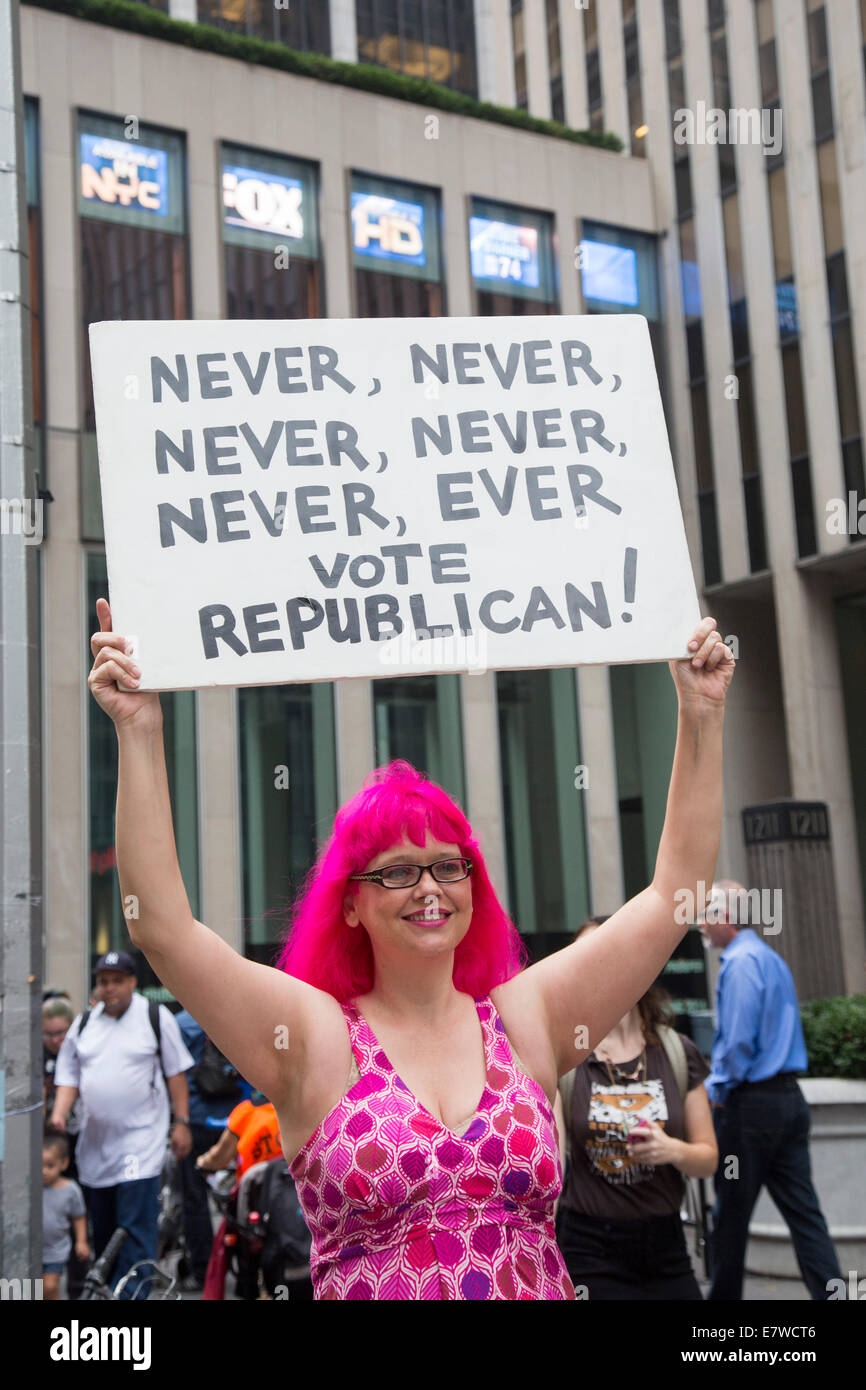 New York, New York - eine Frau mit rosa Haaren berät ein Votum gegen die Republikaner, während sie außerhalb den Fox News-Studios steht. Stockfoto