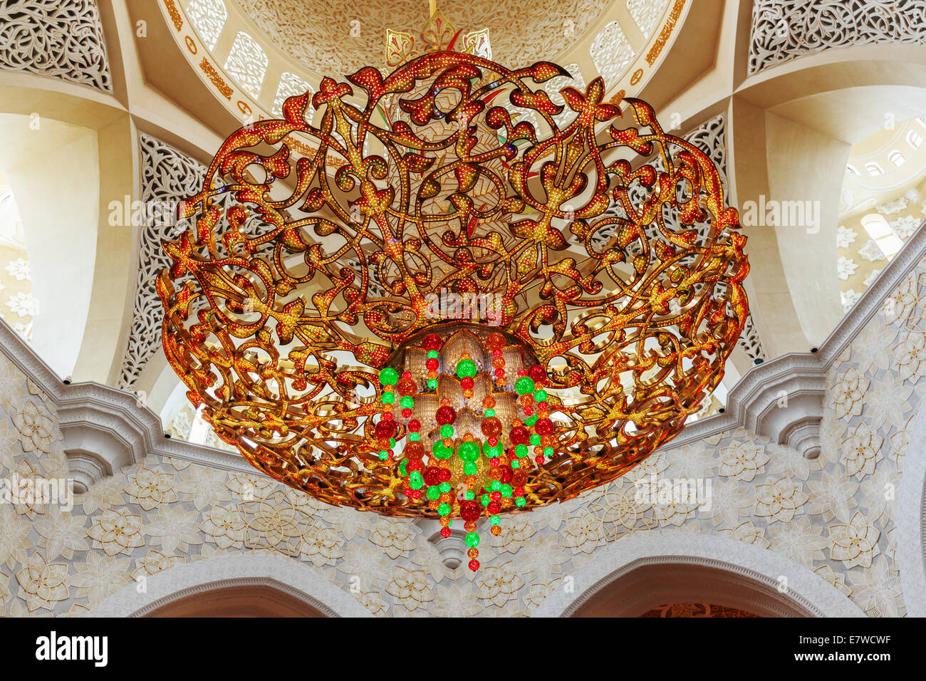 ABU DHABI, Vereinigte Arabische Emirate - 5 NOVEMBER: Dekoratives Element in der Scheich-Zayid-Moschee am 5. November 2013 in Abu Dha Stockfoto