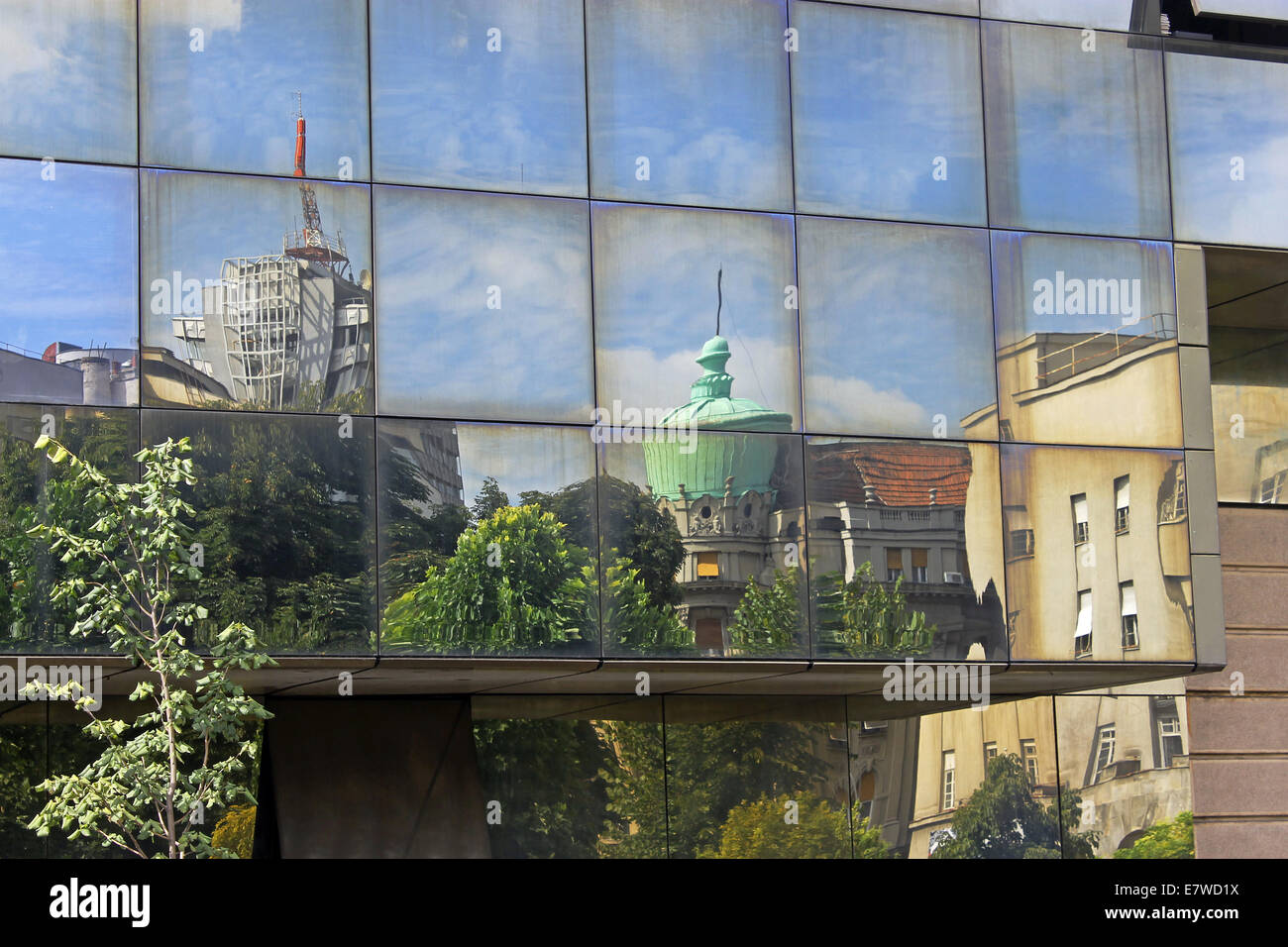 Reflexionen über die Mischung aus alter und neuer Architektur in Belgrad. Stockfoto