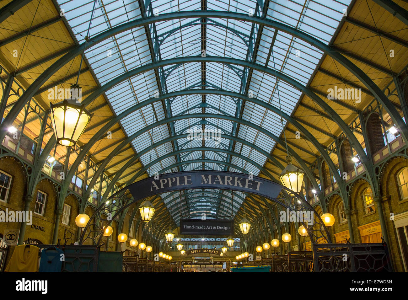 Abend auf dem Apple-Markt, bedeckt, Einkaufen in Covent Garden, London, England Stockfoto