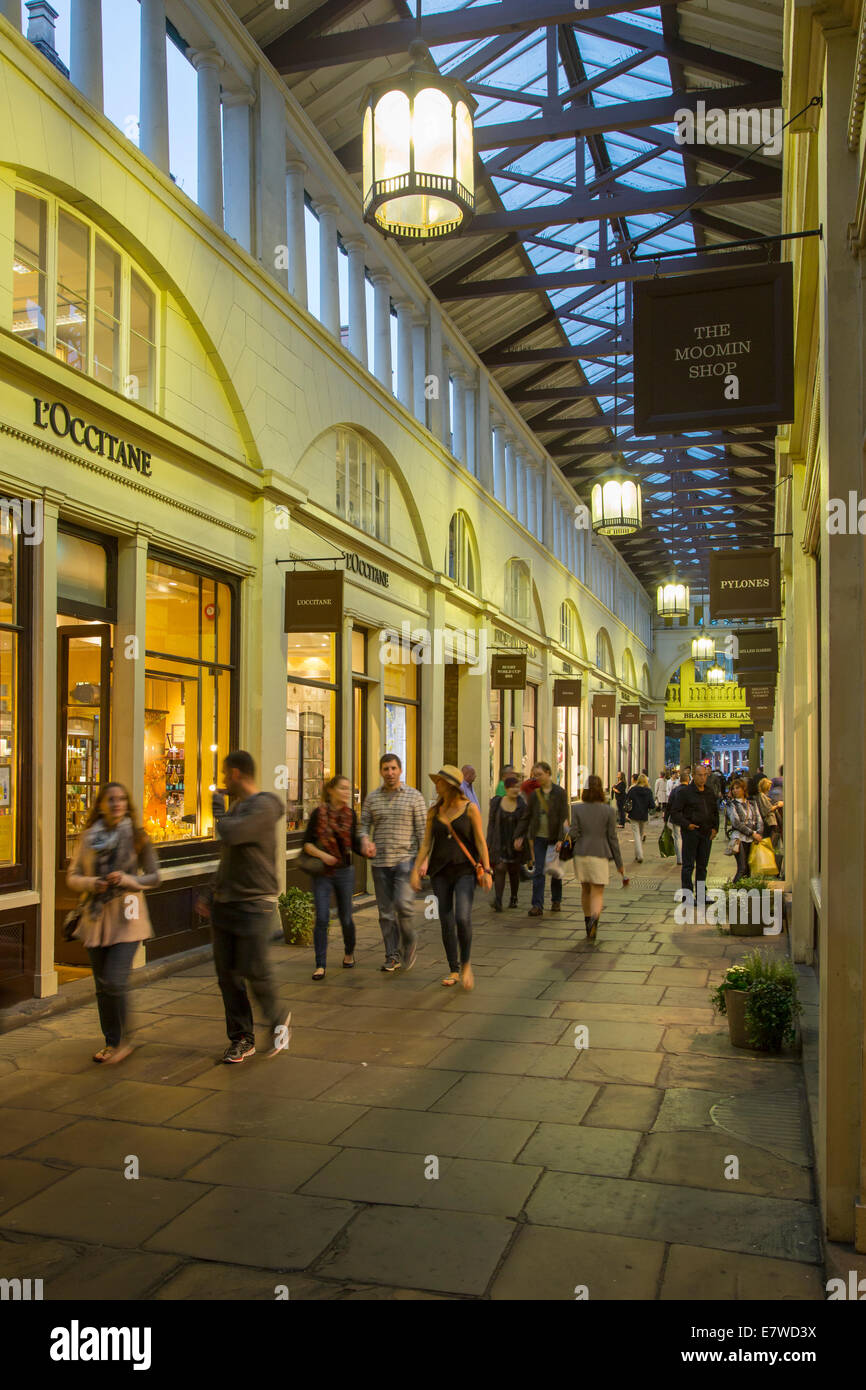 Am Abend Einkaufen in Covent Garden, London, England Stockfoto