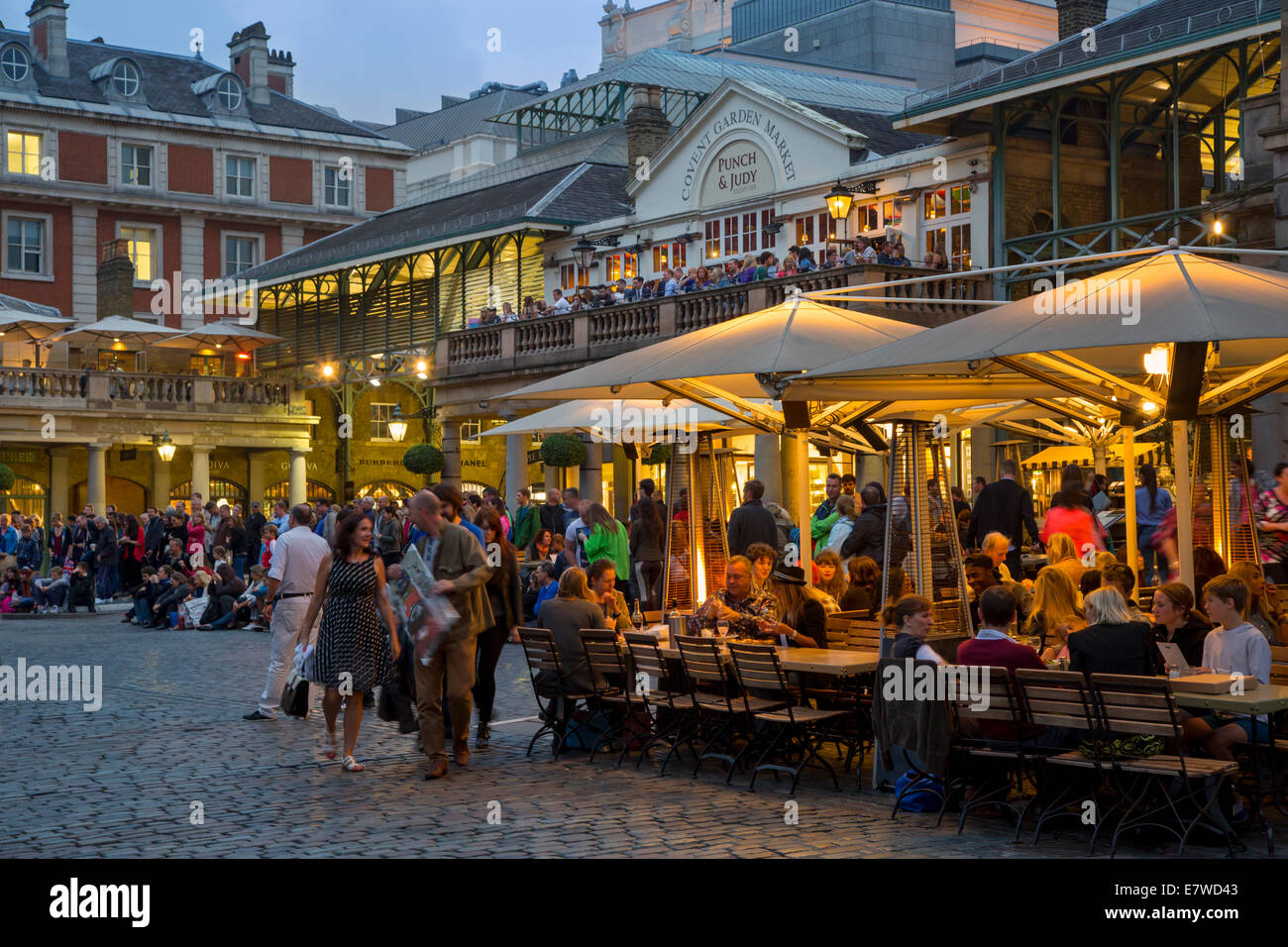 Abend in den Restaurants und Geschäften von Covent Garden, London, England Stockfoto