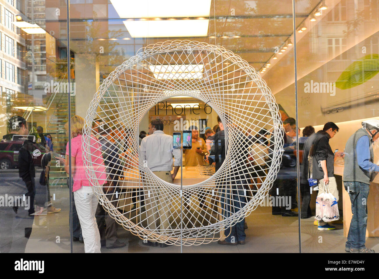 Chicago, USA. 23. September 2014.  Menschen stehen in der Schlange für den Kauf von iphone6 im Apple Store in der Innenstadt, Chicago. Bildnachweis: Nisarg Lakhmani/Alamy Live-Nachrichten Stockfoto